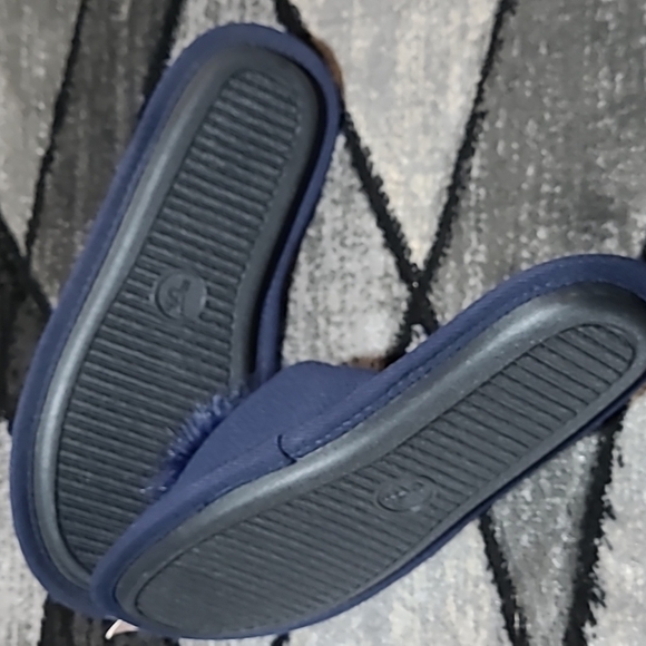 VICTORIA SECRET 2017 EMBROIDERED KNIT POM-POM SLIPPERS - Picture 9 of 10